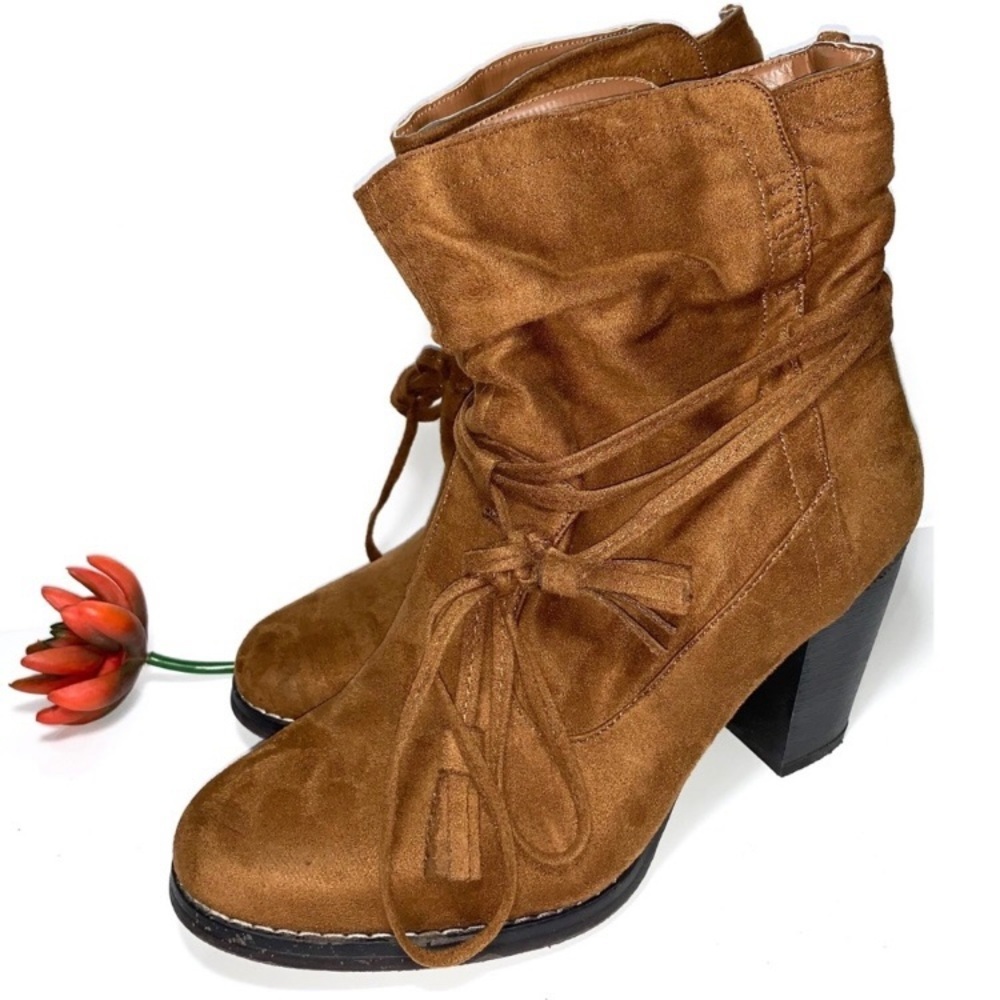 New Edition‎ brown suede booties with tassel!